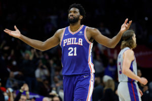Joel Embiid impone su ley frente a los Pistons