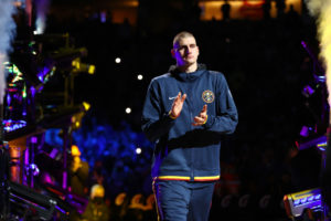 Triple-doble de Nikola Jokic y victoria de Denver ante los Hawks