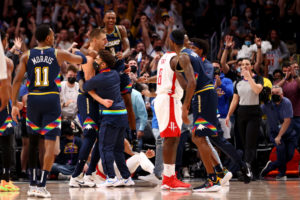 Nikola Jokic sujeta a los Nuggets ante unos peleones Rockets