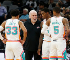 Los jugadores de San Antonio se reúnen en un encuentro sin técnicos