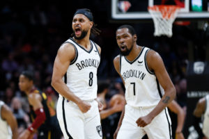Brooklyn remonta en Cleveland para seguir en lo más alto del Este