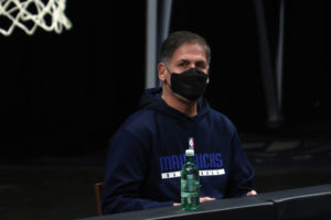 Mark Cuban niega que Dallas haya considerado traspasar a Porzingis