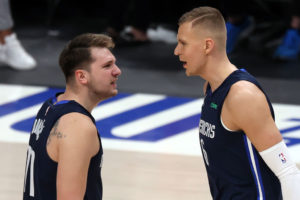 La pareja Doncic-Porzingis empieza a carburar en Dallas
