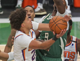 Los Suns ejercen la opción de equipo de Cameron Johnson