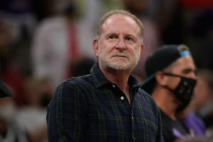 Trabajadores y exmiembros de los Suns acusan de racismo a su dueño