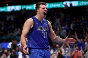 Luka Doncic, a lo suyo: triplazo para tumbar a los Celtics