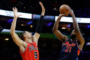 Joel Embiid marca territorio en su visita a Chicago