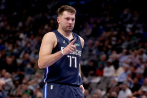 Doncic y Porzingis no dan opción a los Spurs