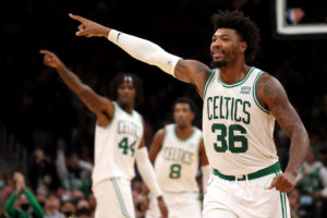 Boston aprieta en el momento justo para vencer en Toronto