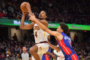 Evan Mobley sufre una distensión muscular en su codo derecho