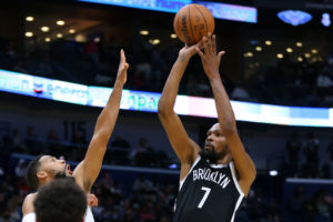 Kevin Durant está jugando con molestias en su hombro