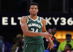 El siguiente reto de Antetokounmpo podría estar lejos de Milwaukee