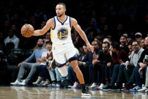 Los Warriors pasan por encima de Brooklyn con 37 puntos de Curry