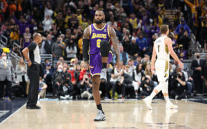 LeBron James rescata a los Lakers en Indiana
