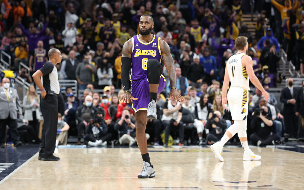 LeBron James rescata a los Lakers en Indiana
