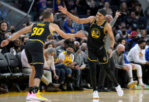 Golden State remonta 19 puntos a los Sixers para sellar su quinta victoria consecutiva