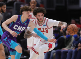 Lonzo se lleva el duelo de los hermanos Ball