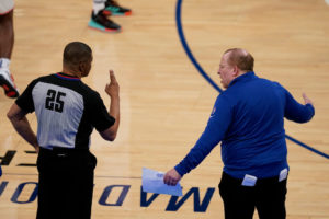 Julius Randle y Tom Thibodeau muestran su frustración con los árbitros