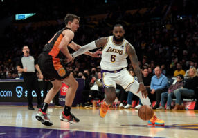 LeBron James acaba con Orlando firmando un nuevo triple-doble