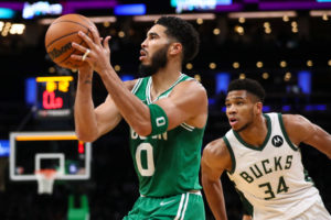 Boston da un golpe sobre la mesa ante Milwaukee con 42 puntos de Tatum