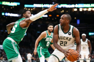 En los Bucks esperan que la lesión de Khris Middleton no sea nada serio
