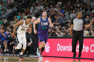 Hayward recupera su mejor versión para guiar la victoria de los Hornets