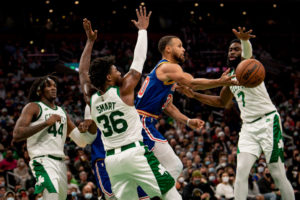 30 puntos de Stephen Curry acaban con los Celtics