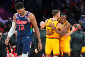 Unos diezmados Hawks se imponen a los 76ers en Philadelphia