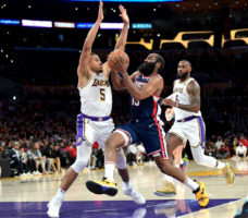 Harden y Mills bastan para vencer a unos Lakers de capa caída