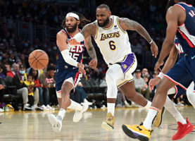 LeBron James se enorgullece de su primer partido como pívot