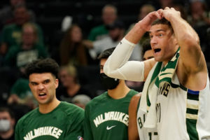 Brook Lopez pasa por el quirófano y es baja indefinida