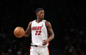 Una fuerte caída agrava la lesión de Jimmy Butler en el coxis