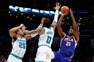 43 puntos de Joel Embiid para acabar con Charlotte en la prórroga