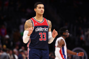 La NBA multa a Kyle Kuzma por un gesto obsceno a un aficionado