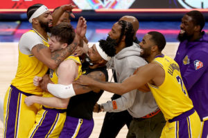 Un triple de Reaves da la victoria a los Lakers en la prórroga