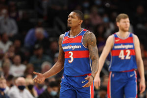 Bradley Beal recibe su primera dosis de la vacuna