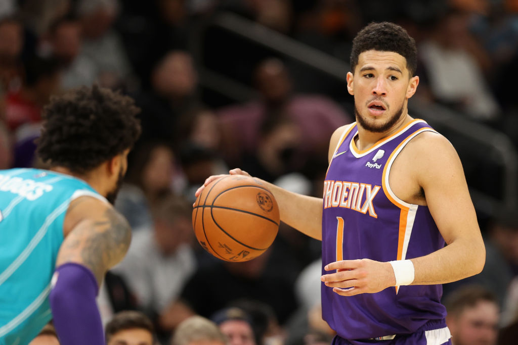 Los Suns aplastan a Charlotte en el regreso a Booker a las pistas