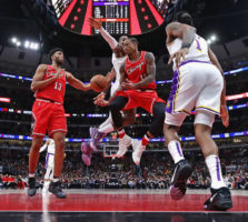 DeRozan y Chicago vuelven con victoria ante los Lakers