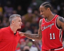 DeRozan sigue intratable con 26 puntos y triunfo ante Houston