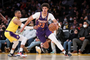 Phoenix vence cómodamente en su visita a los Lakers