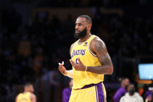 Los Lakers ganan en Houston y frenan momentáneamente su mala racha