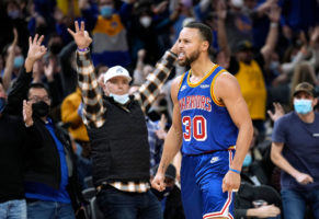 Curry protagoniza otra noche memorable con 46 puntos y ocho triples