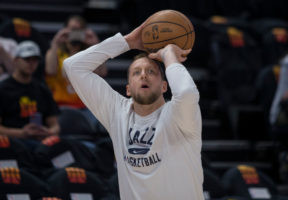 Joe Ingles podría sufrir una grave lesión en la rodilla izquierda