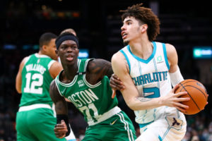 Triunfo de Charlotte sobre Boston con triple-doble de LaMelo Ball