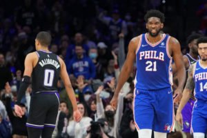 Joel Embiid deja sin premio la exhibición de Tyrese Haliburton