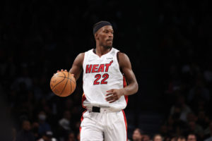 Miami golpea de nuevo a unos Hawks que siguen en caída libre