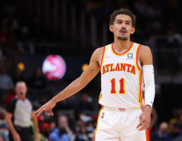 Trae Young carga contra la defensa tras su exhibición en Portland