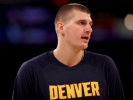 Jokic guía la victoria de los Nuggets con un triple-doble de 49 puntos