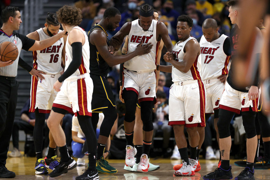 Jimmy Butler se lesiona el tobillo derecho ante los Warriors