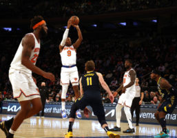 Barrett y Randle se combinan con 62 puntos para vencer a los Pacers
